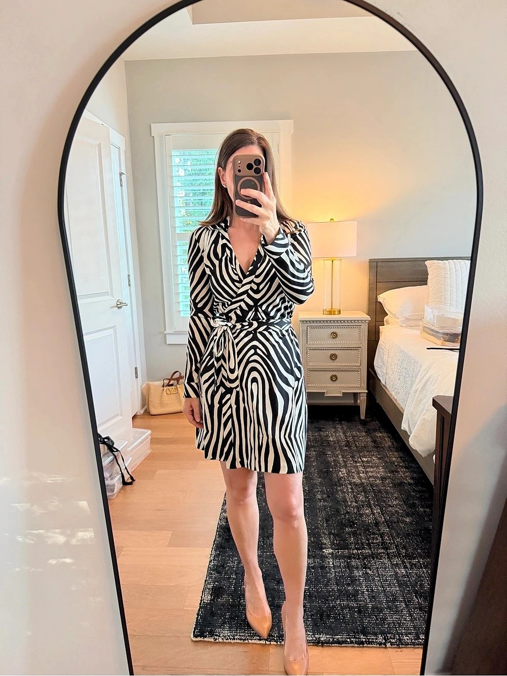 Diane von Furstenberg Abstract Mini Dress in Black & White Size 6 Like New